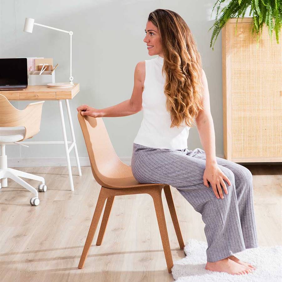 6 ejercicios de yoga fáciles para estirarte mientras trabajas