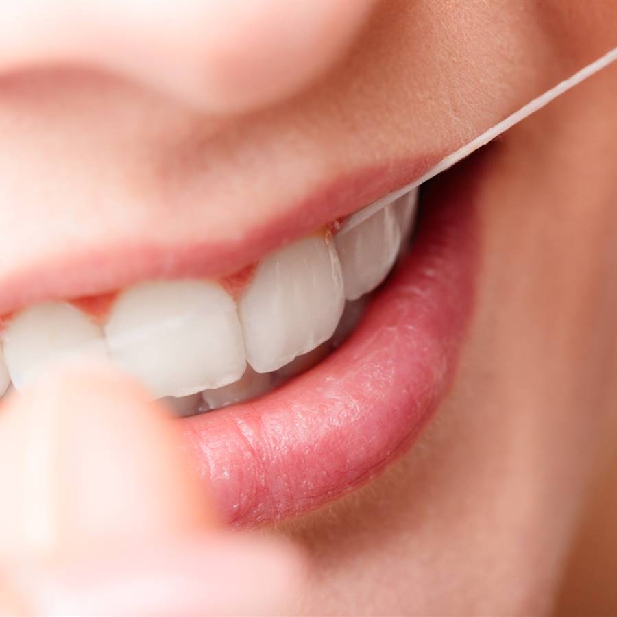 Cómo usar el hilo dental y los cepillos interdentales correctamente