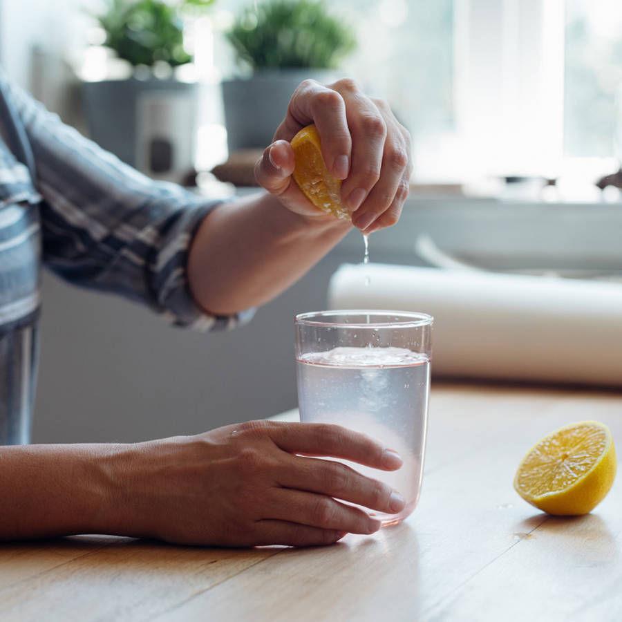 ¿El agua con limón antes del desayuno ayuda a adelgazar?