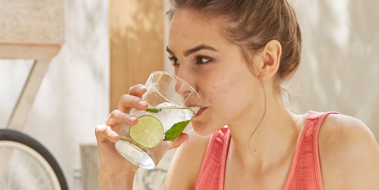 Resultado de imagen de chica hidratandose agua limon