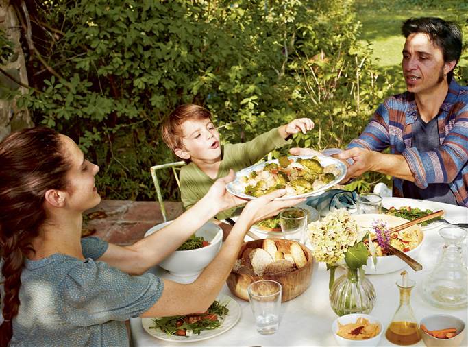 niño vegano comiendo en familia