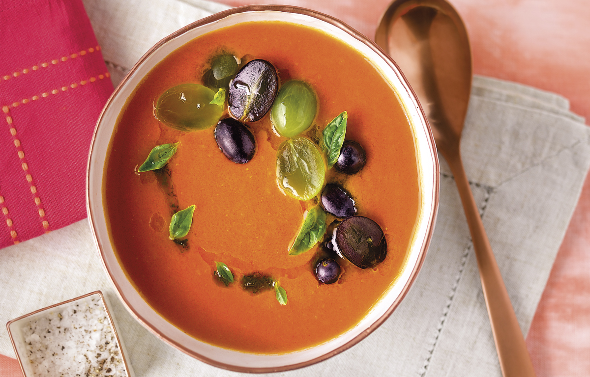 Cena saludable: crema de tomate, albahaca y uvas