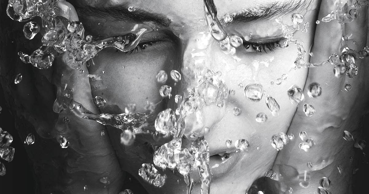 Слушать песни слезы вода. Слезы вода. Человеческие слезы вода. Картинка слёзы вода. Слезы как вода фотографии.