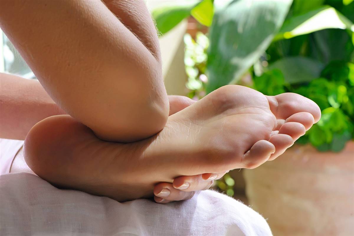 Cómo dar un masaje de pies de manera correcta y relajante - Nails&Co