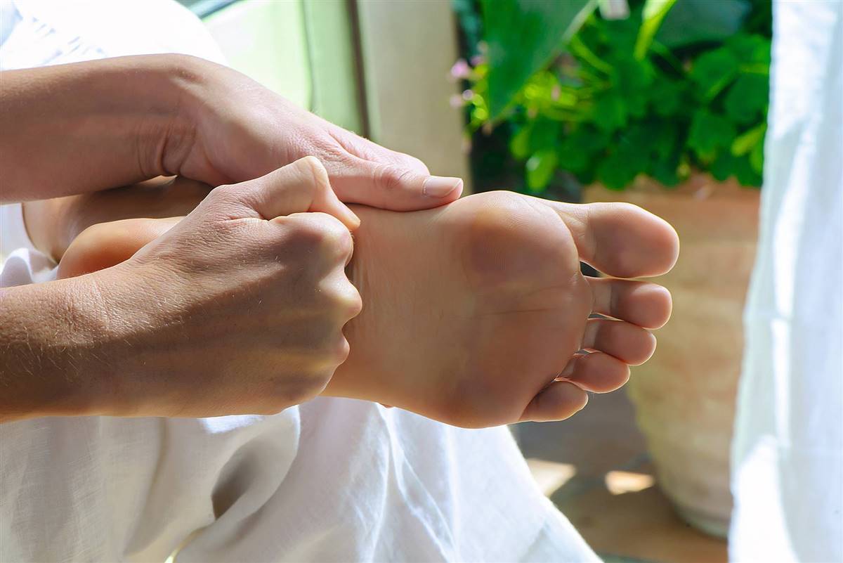 Tienes los pies cansados? Reserva un masaje terapeútico relajante en La  Perla