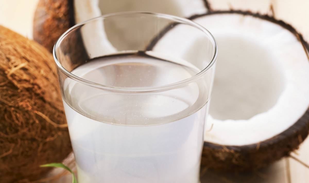 10. Agua de coco, similar al plasma sanguíneo