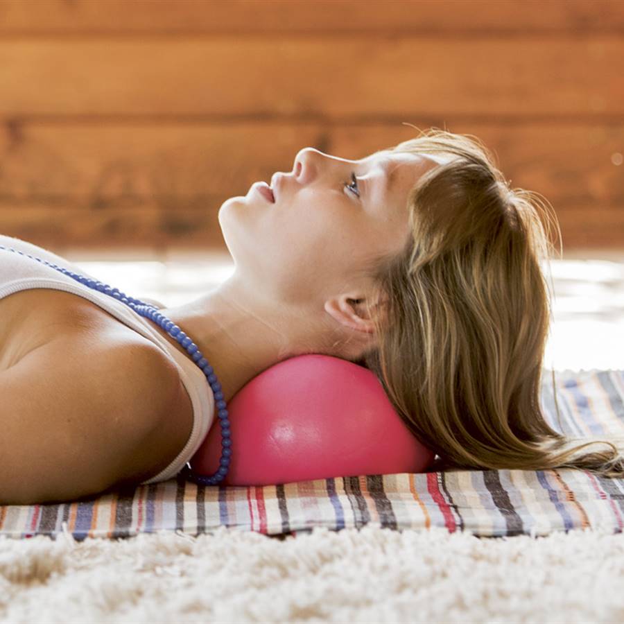 6 ejercicios de relajación contra el estrés (y con una pelota)