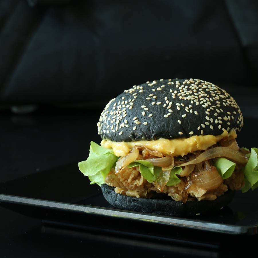 El peligro de los alimentos negros con carbón activado