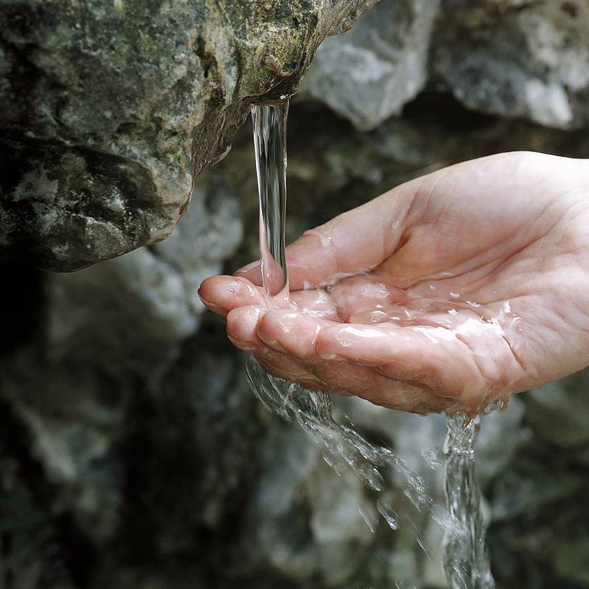 Agua de mar: aplicaciones terapéuticas y cómo tomarla