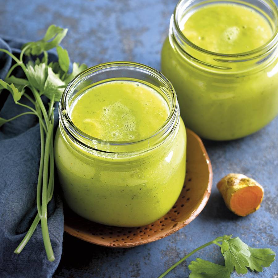 Batido fresco de piña, cúrcuma y perejil