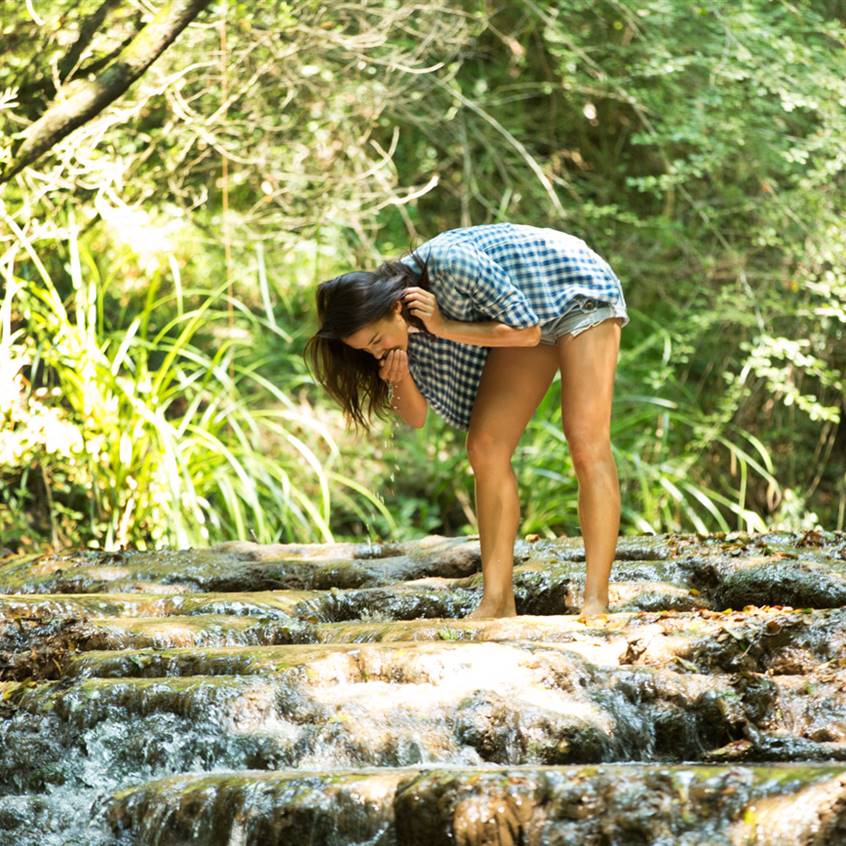 CHICA BEBIENDO AGUA  CRUDA RAW WATER