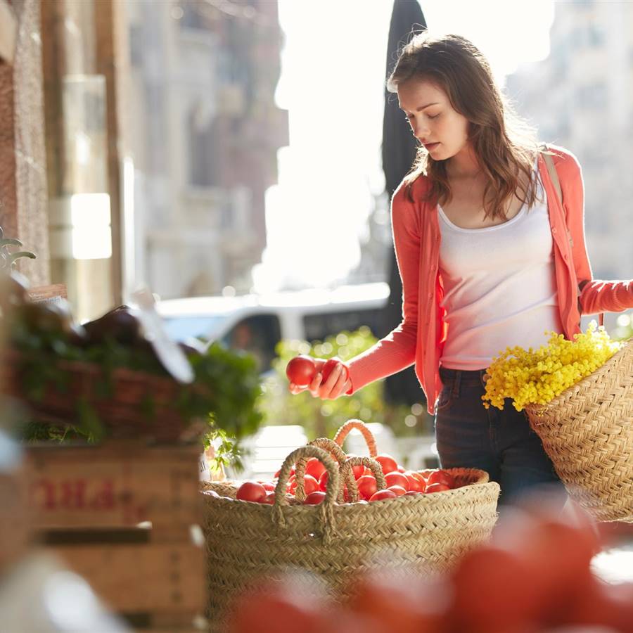 chica comprando fruta