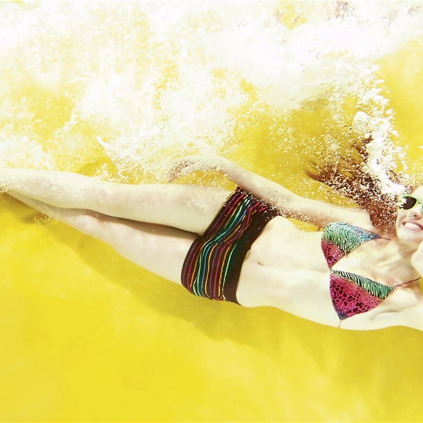 Chica dentro de piscina amarilla