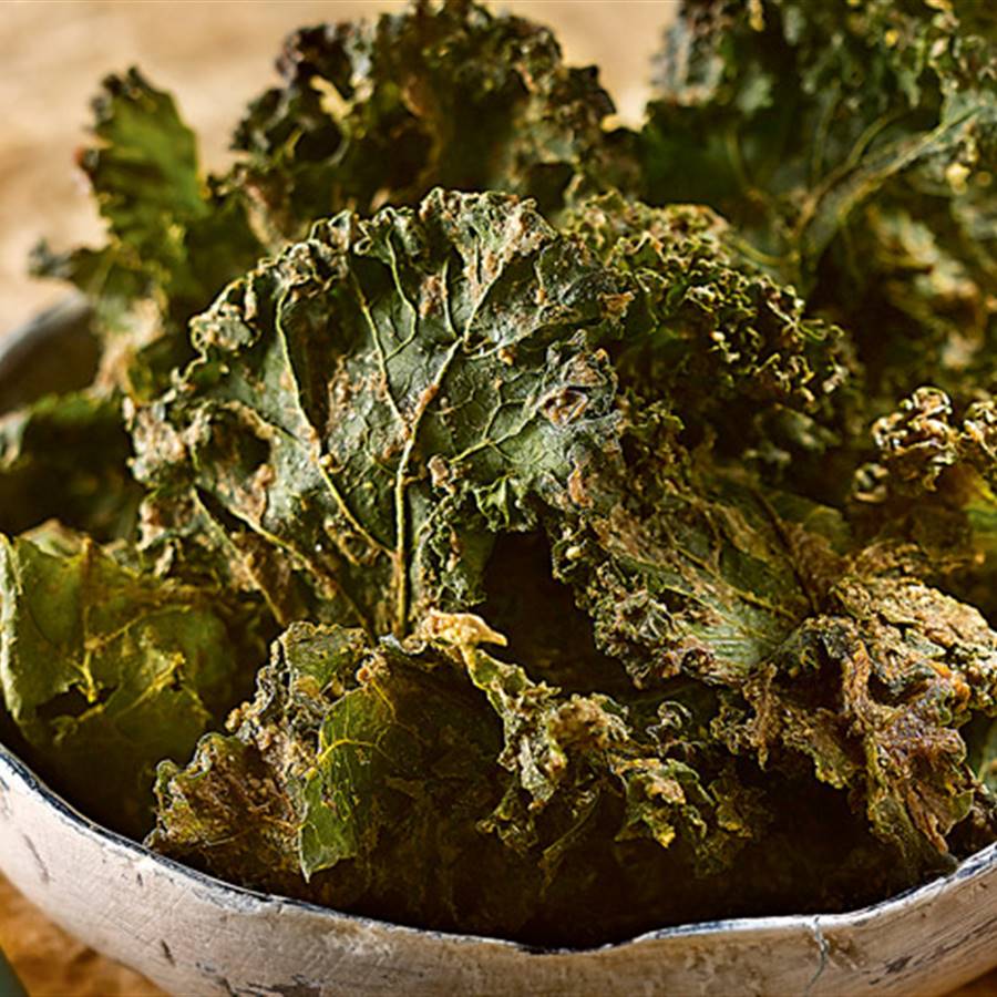 Chips de kale con aceitunas