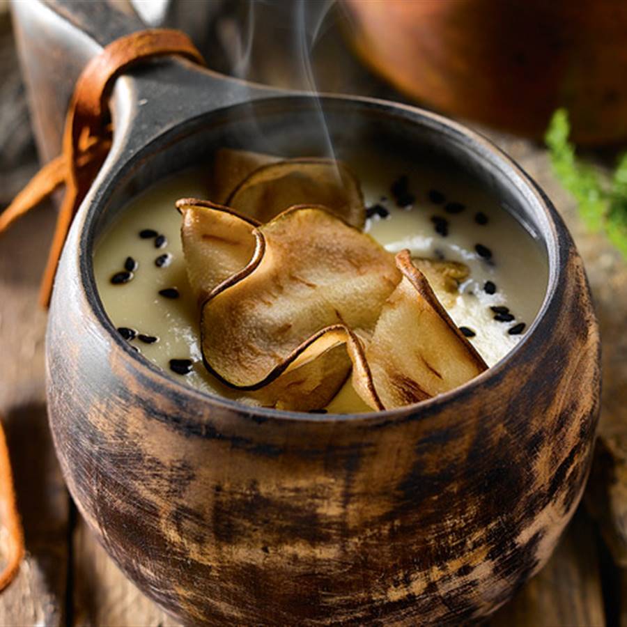 Crema de peras y chirivías con almendras
