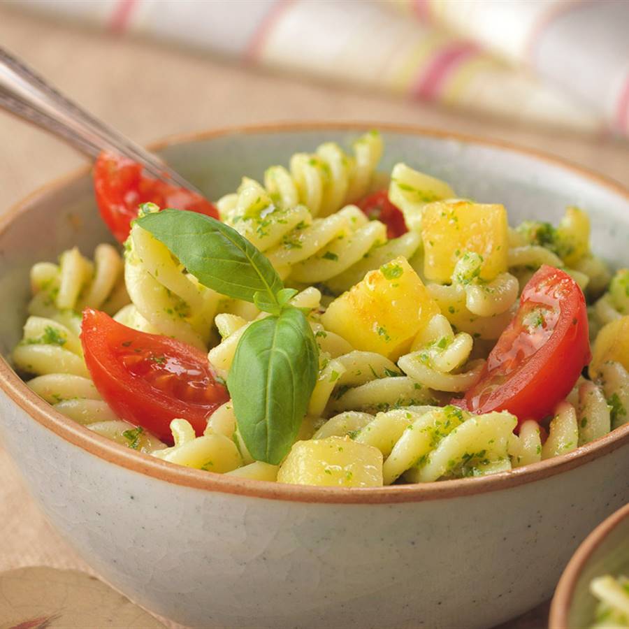 Ensalada de pasta con tomate y albahaca