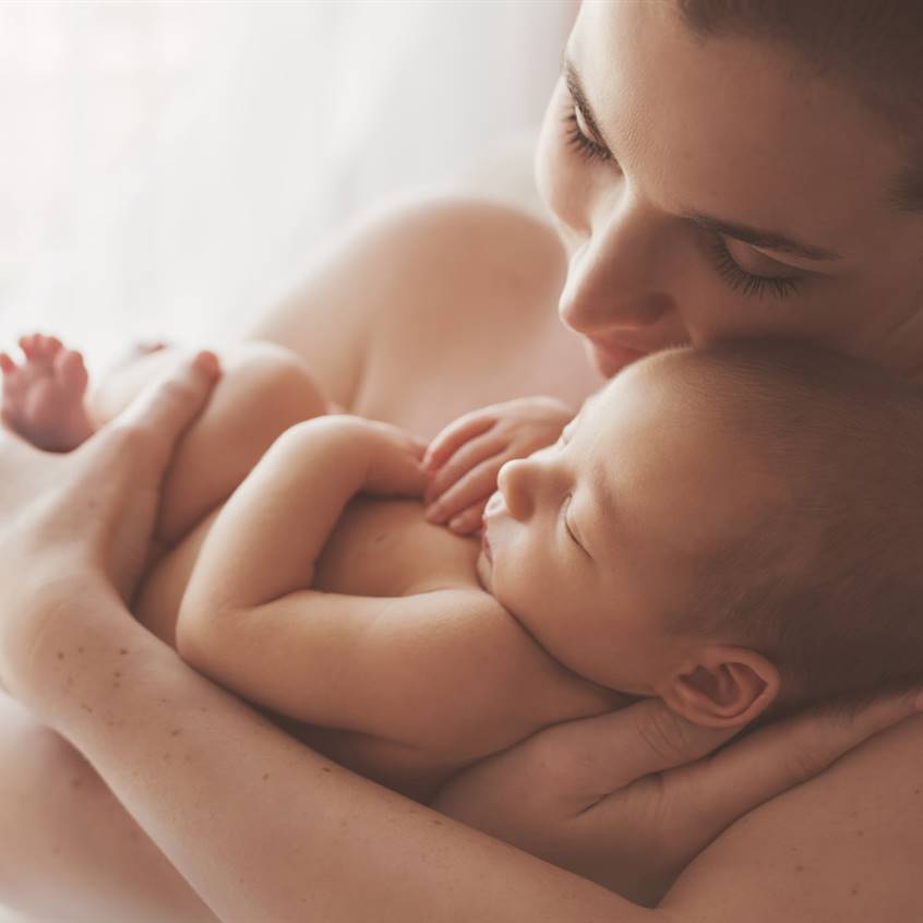 Madre abrazando a su hijo