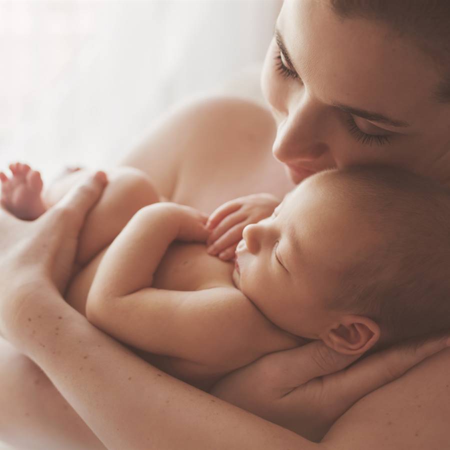 Madre abrazando a su hijo