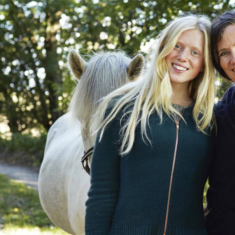 Madre y hija con caballo