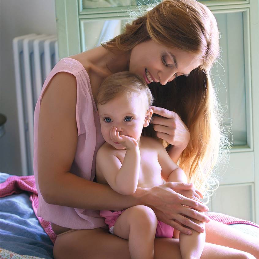 Mamá acariciando a su bebé