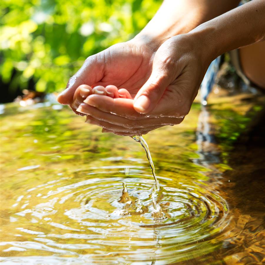 MANOS BEBIENDO AGUA CRUDA RAW WATER