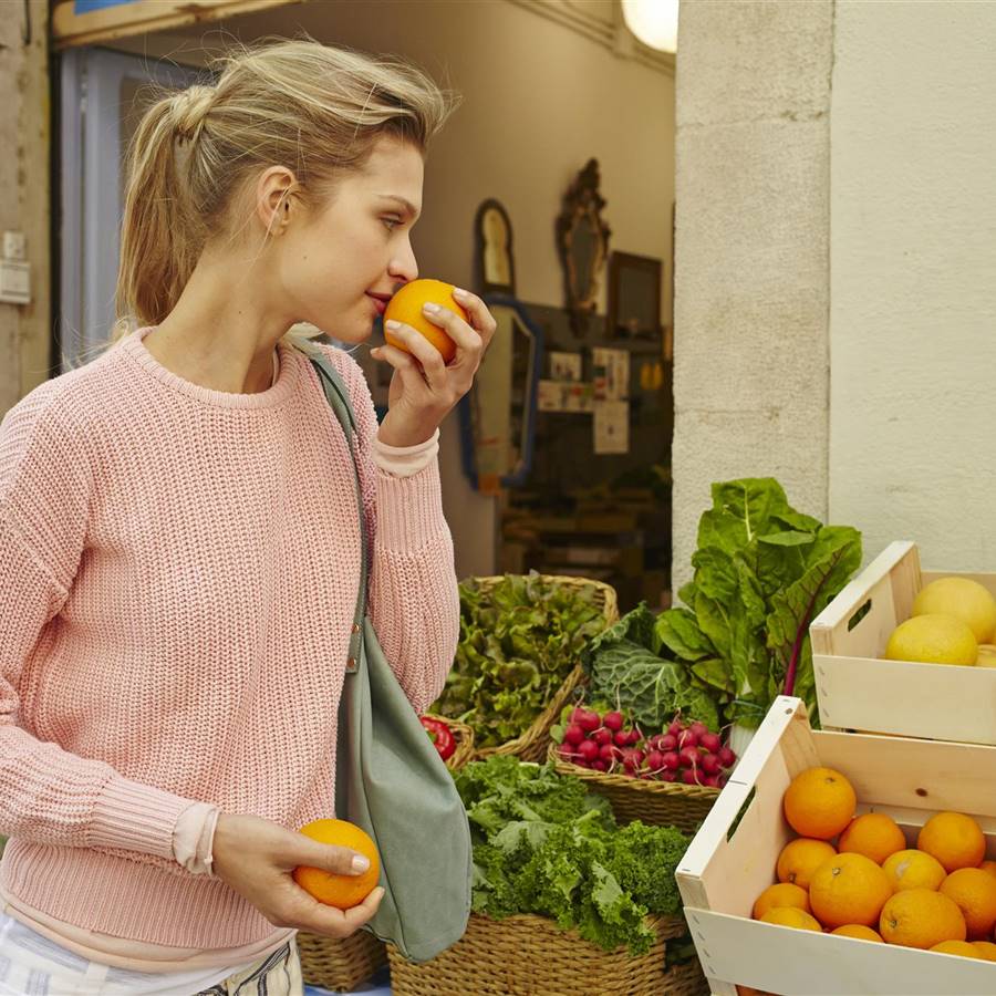 Mujer comprando fruta y verduras