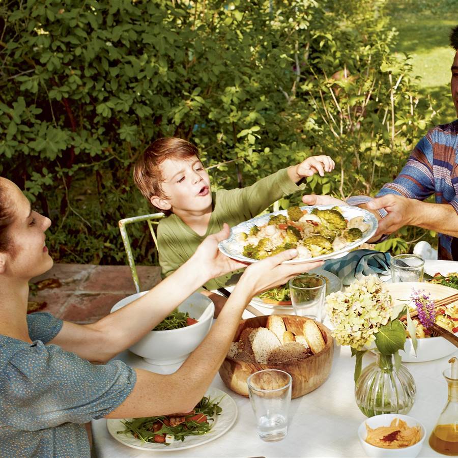 niño vegano comiendo en familia