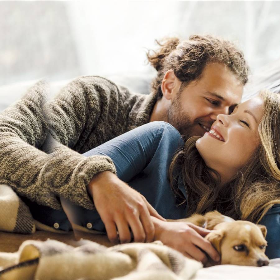 Pareja abrazada en la cama