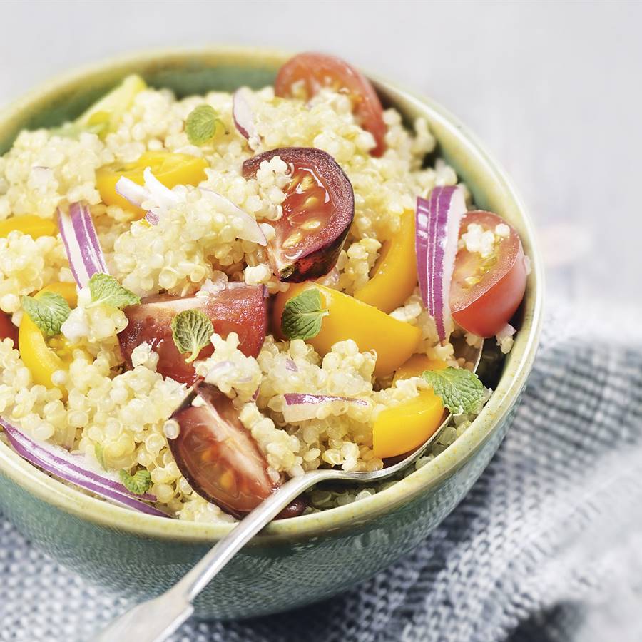 Receta de ensalada de quinoa con tomates variados