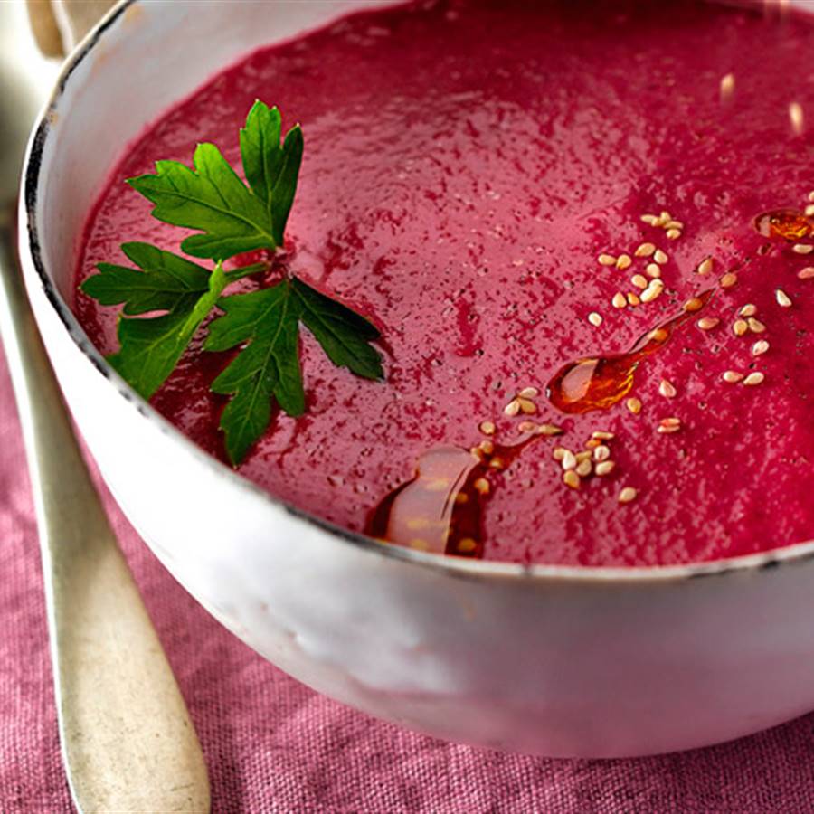 Sopa viva de remolacha y manzana