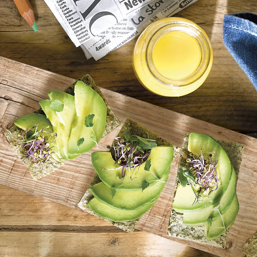 Tostadas de aguacate con pan sin gluten y germinados