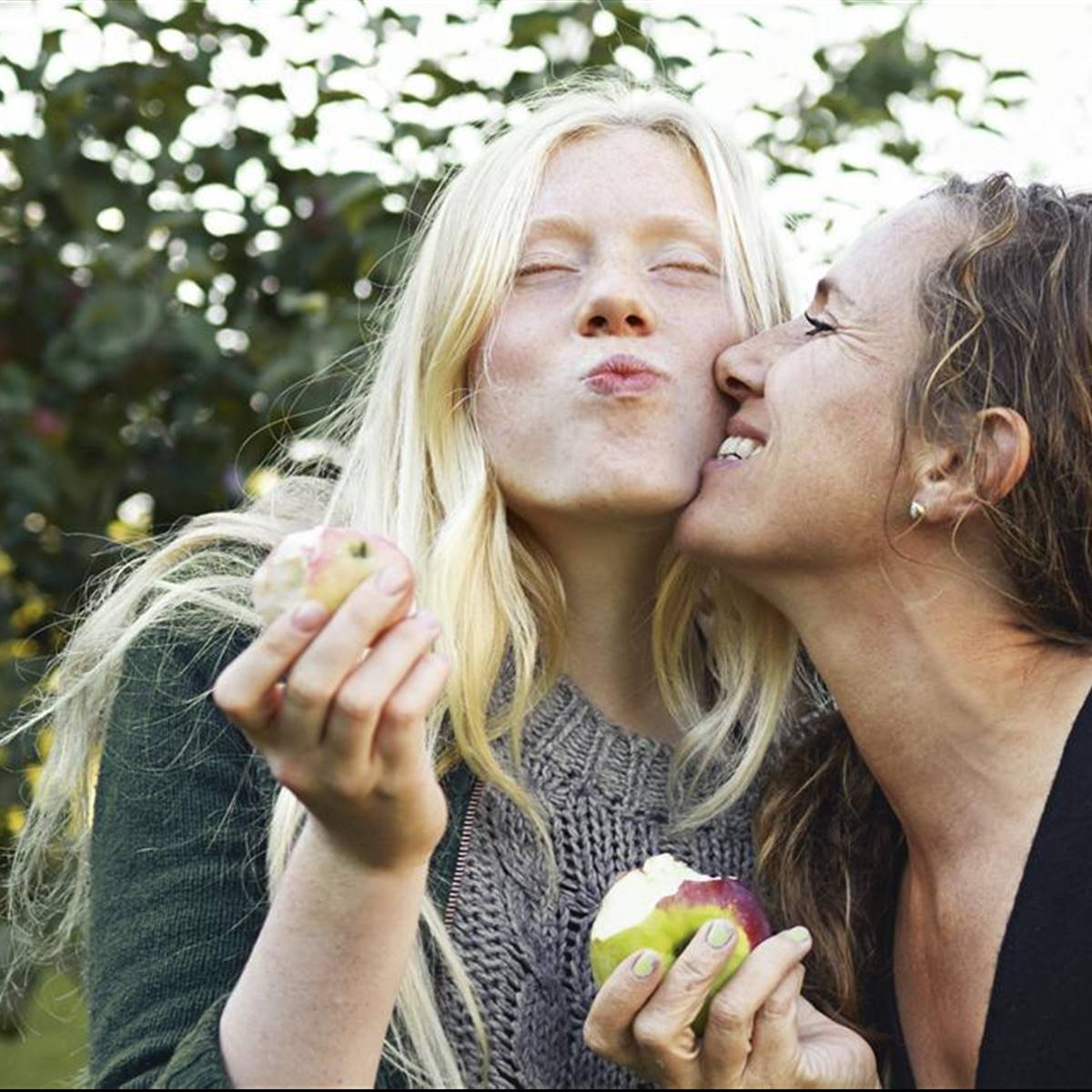 Madre e hija a comer manzana