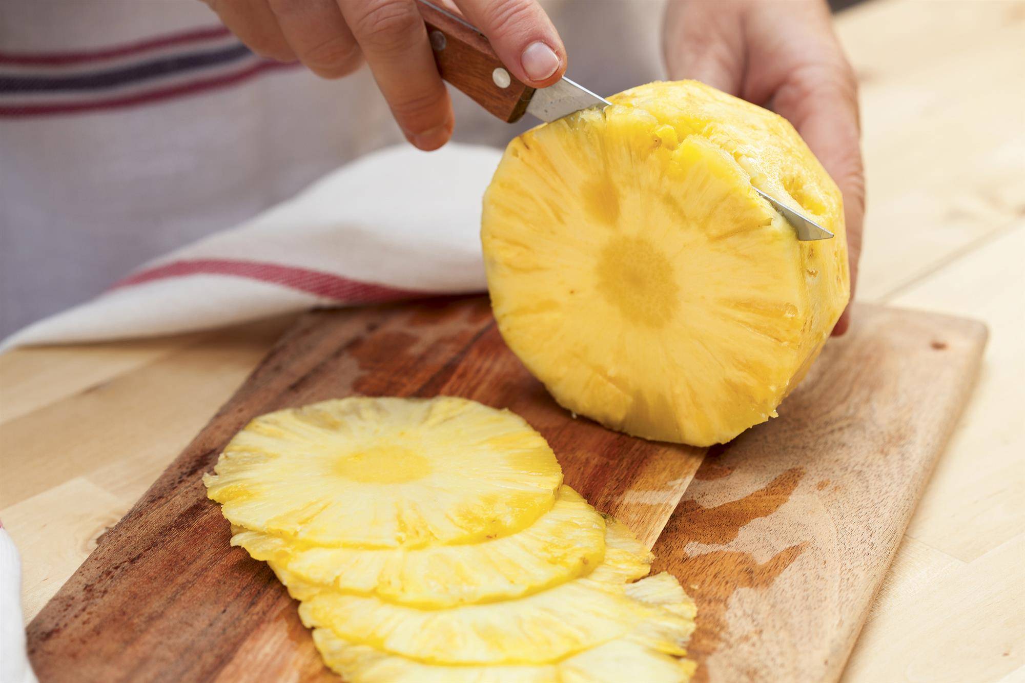 cortando piña enzimas digestivas