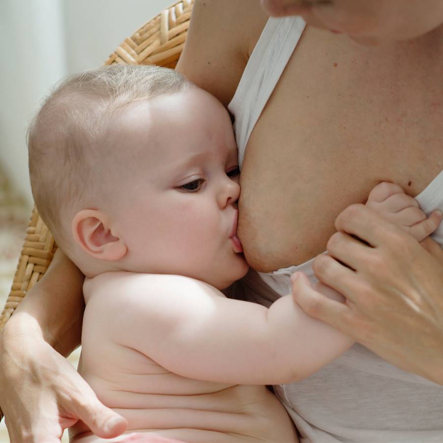 Combinar la lactancia con alimentos sólidos previene alergias