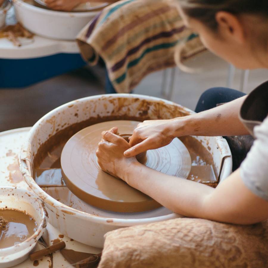 Pasión por la cerámica: descubre cómo te vincula a la tierra