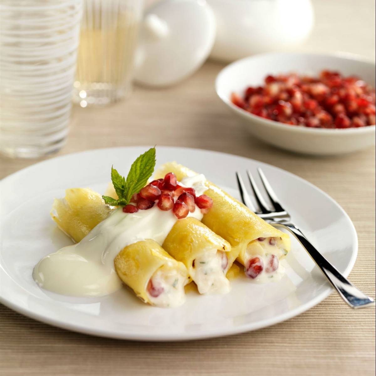 Canelones de piña con granada y chirimoya