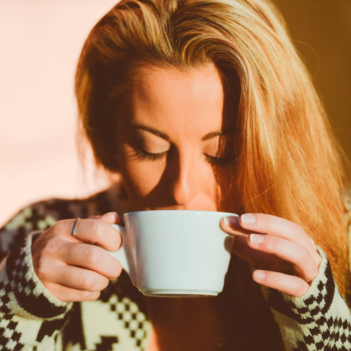 bebienodo de una taza