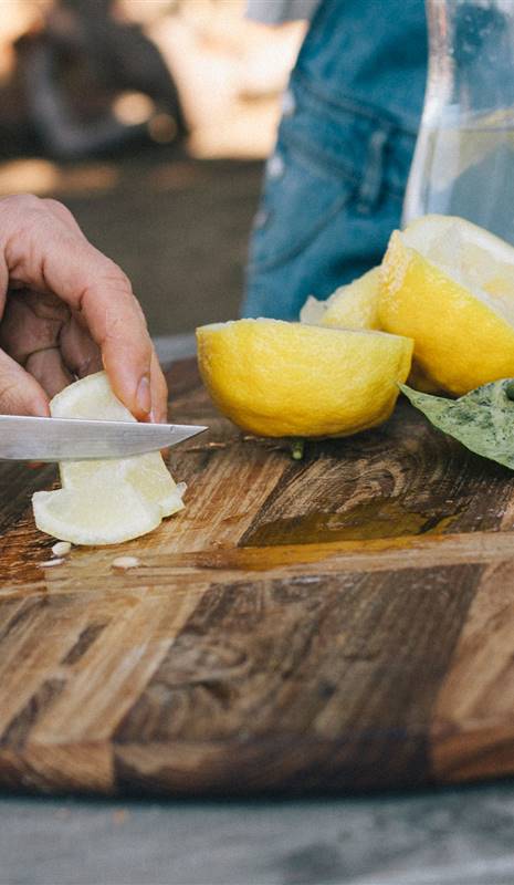 Cortando limón