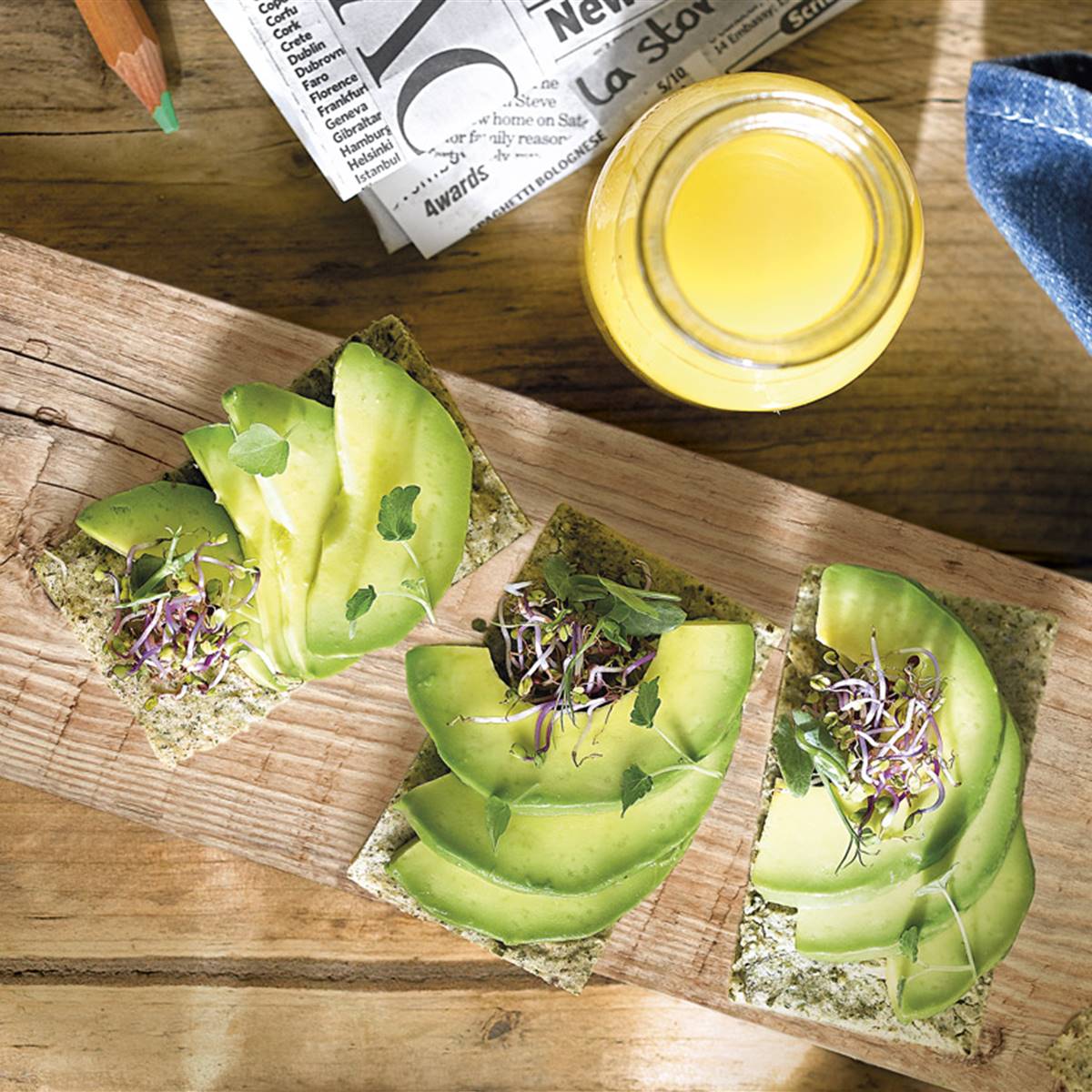 Tostadas de aguacate con pan sin gluten y germinados