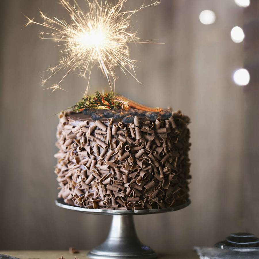 Tarta festiva de chocolate negro, con virutas, confitura y arándanos: receta