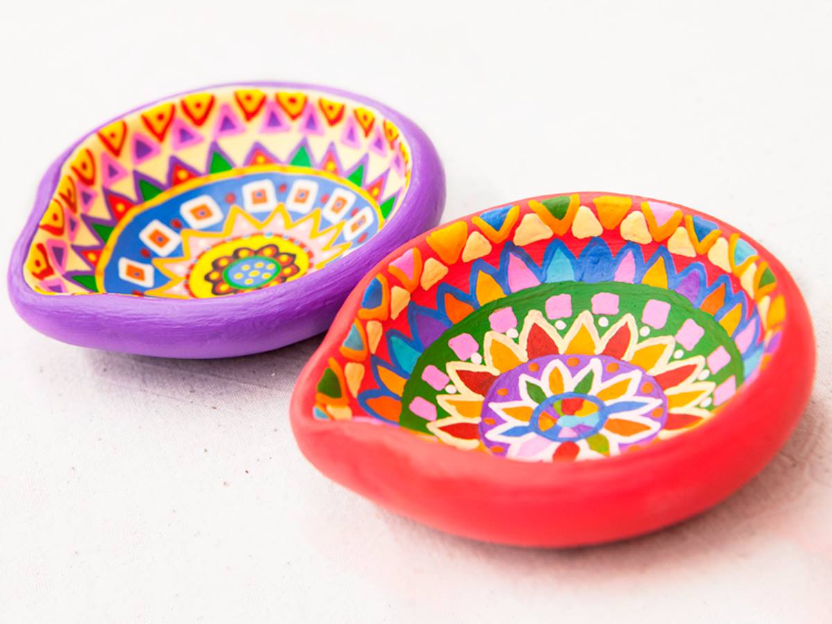 portavelas-pintado-a-mano-fundacion-vicente-ferrer.jpg. Un portavelas solidario pintado a mano