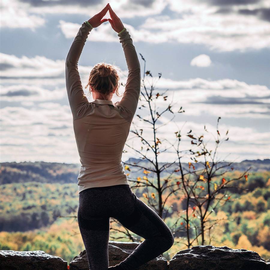 Las mejores posturas de yoga para activarte en invierno 