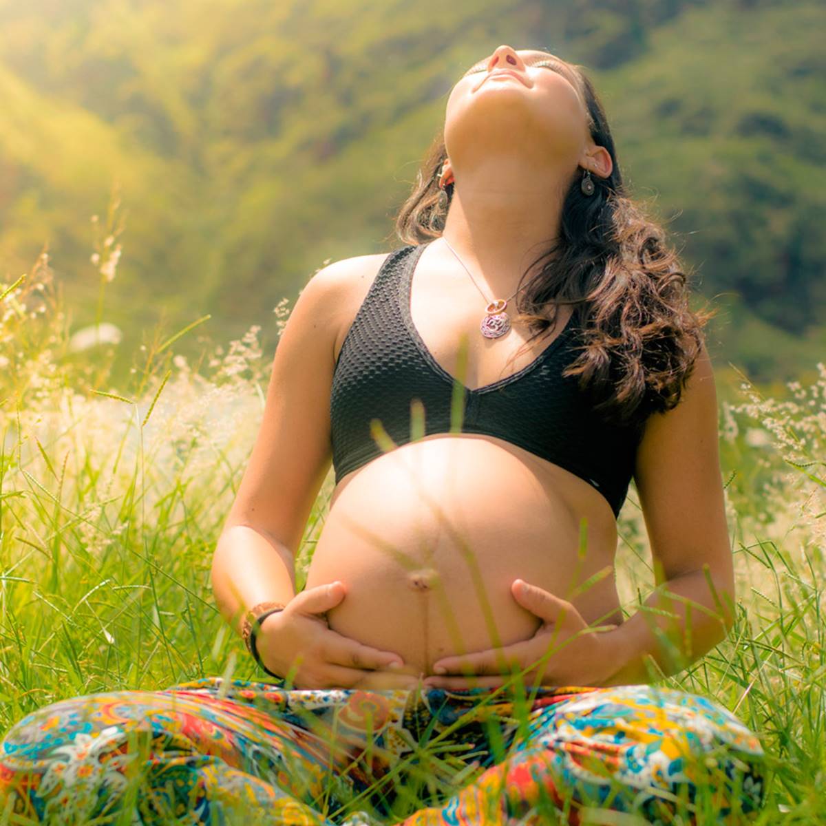 Mujer embarazada en naturaleza