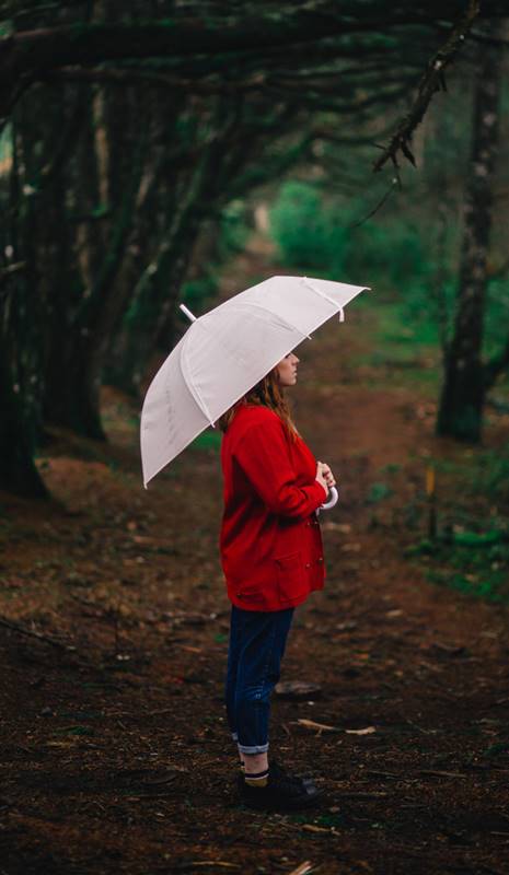 Mujer en el bosque con paraguas
