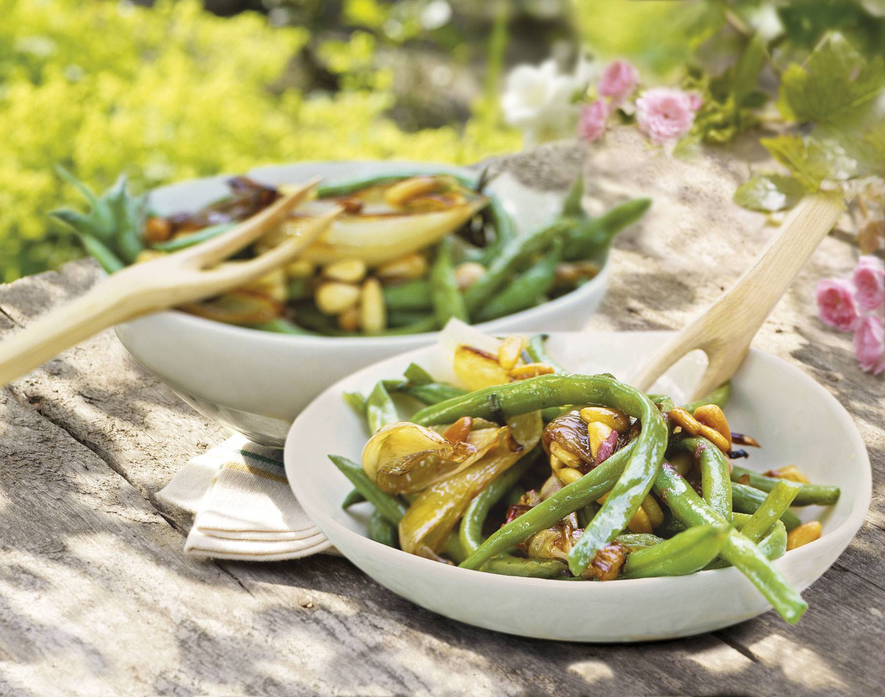Receta de judía verde con piñones y cebolla caramelizada