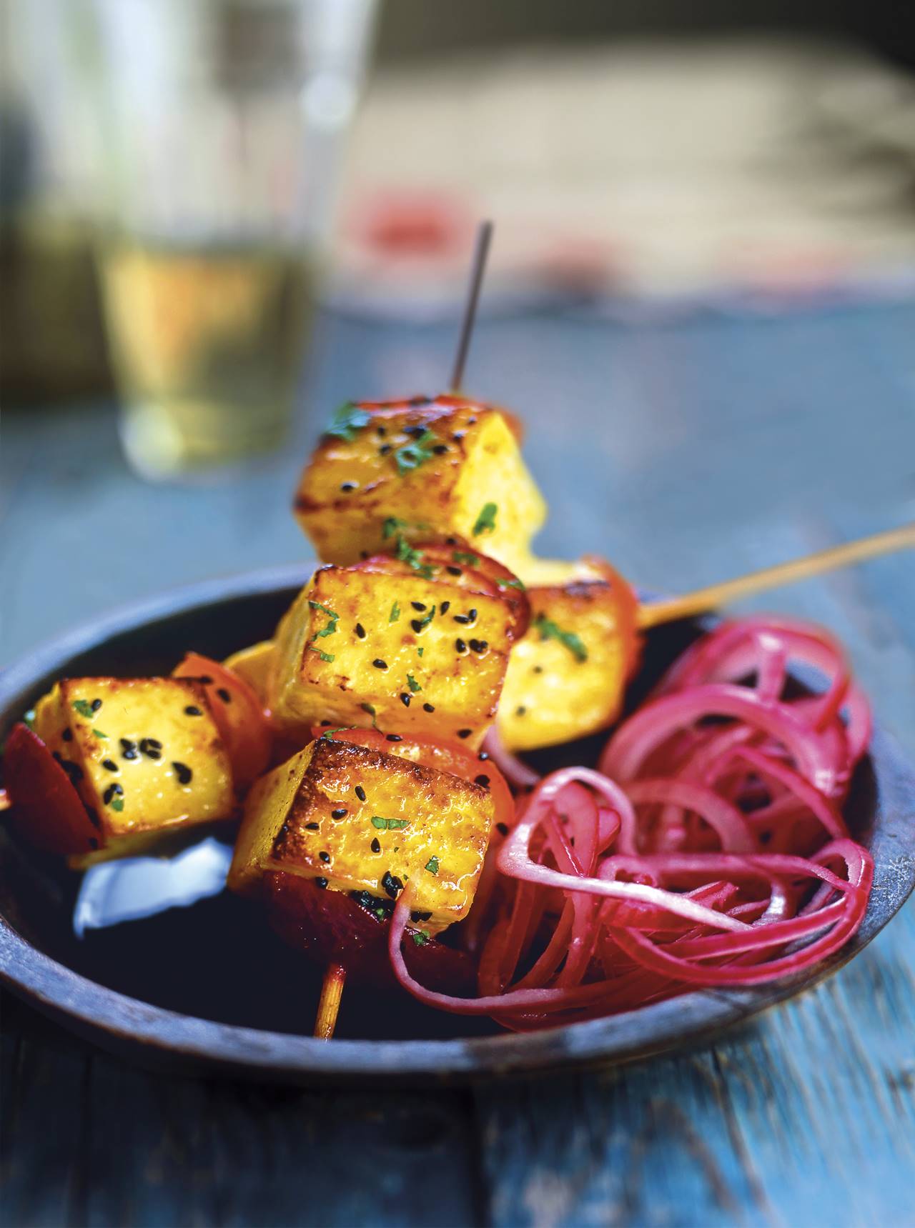 Brocheta tofu sesamo curcuma