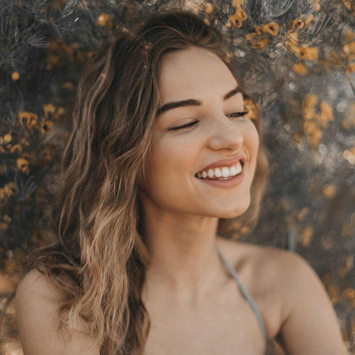 Mujer riendo en la naturaleza