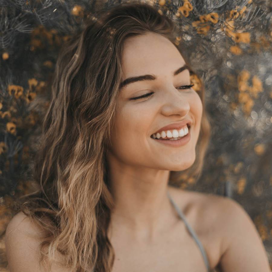 Mujer riendo en la naturaleza