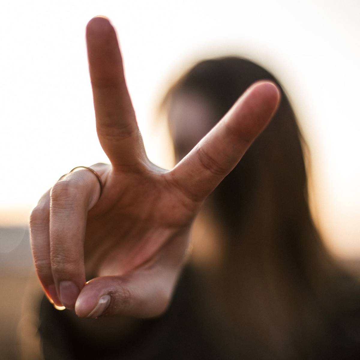 Mujer haciendo signo de la victoria