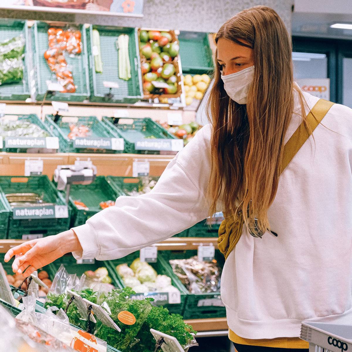 Chica haciendo la compra con mascarilla